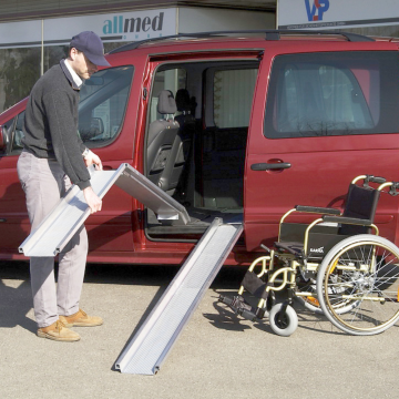 1x Paar Faltbare Schienenrampen werden in diesem Bild an ein Auto gelehnt