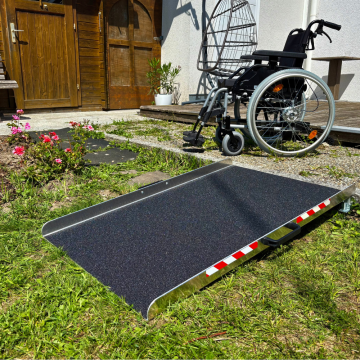  Aluminium Schwellenrampe mit höhenverstellbaren Füßen an Kante liegend