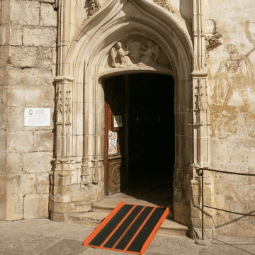 GFK Shoprampe liegt als Rollstuhlrampe an einem Eingang zu einer Kirche