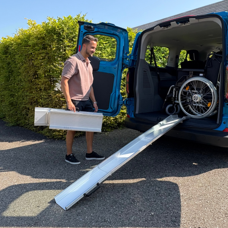 Zweifach Faltbare Schienenrampen für Rollstühle an einen Kofferraum gelehnt