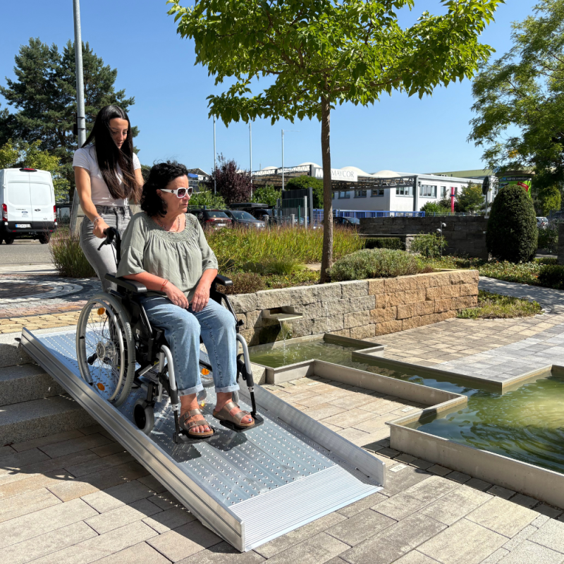 Rutschfeste Aluminium Rollstuhlrampe für Treppen auf dem ein Rollstuhl herunter gefahren wird