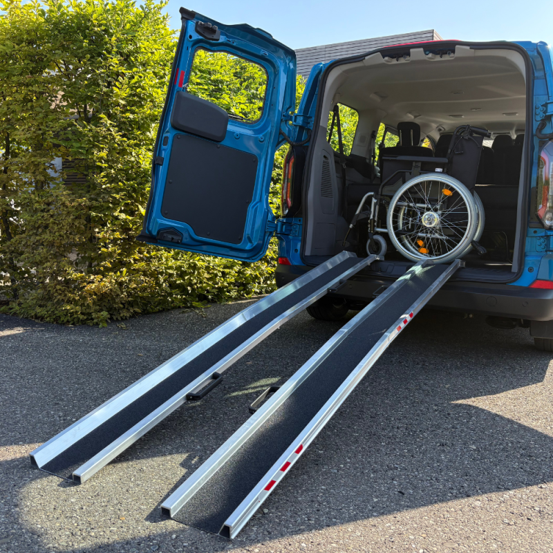 ALTEC RAS-F 1x Paar faltbare Rollstuhl Schienenrampen ausgeklappt an einem Van liegend