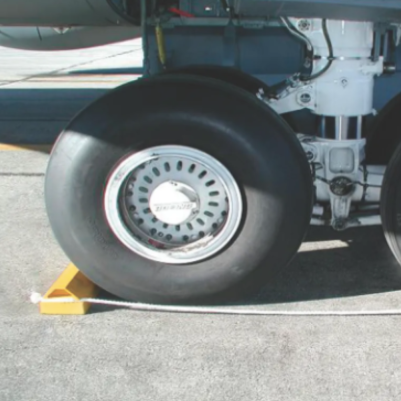 Checkers™ Aviation Radkeil an einem Flugzeugrad angelegt