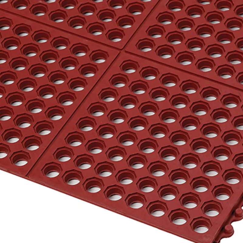 Nahaufnahme der Cushion Ease™ Red Antirutschmatte für Küchen mit großen Drainage Löchern