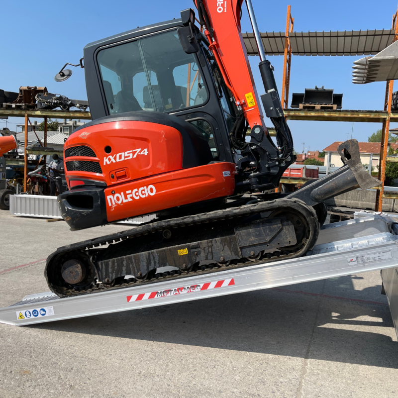 Mittelgroßer, roter Bagger fährt auf unseren Alu Auffahrrampen M150 rauf auf eine Ladefläche