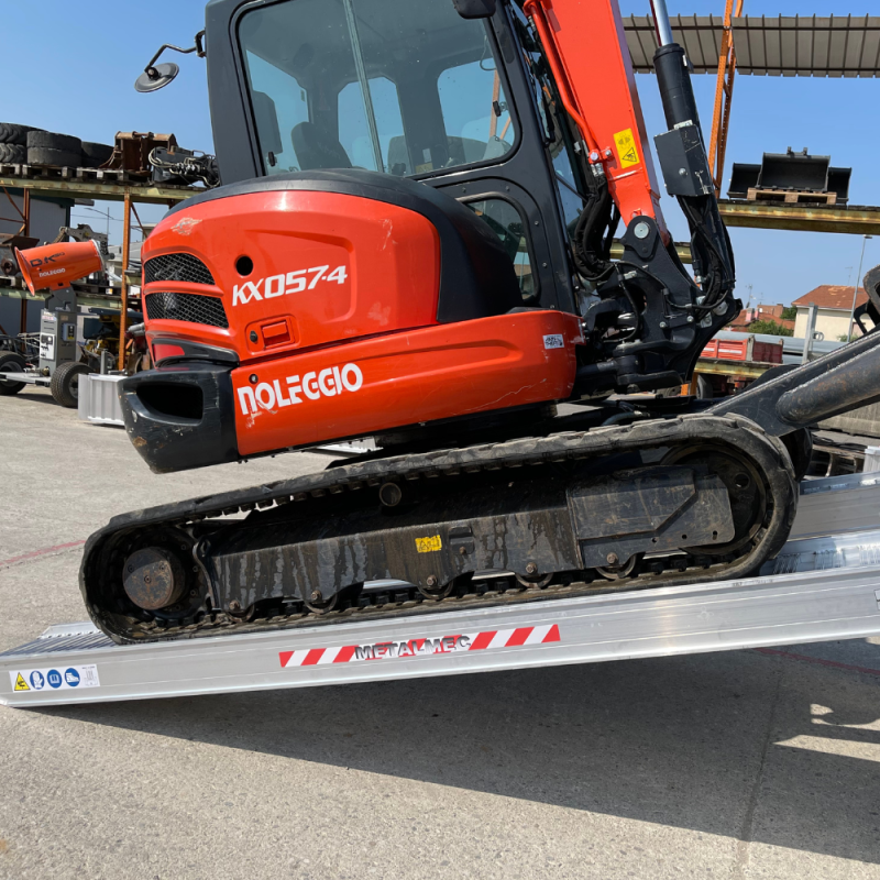 Ein Bagger wird auf unseren M185 Schwerlast Auffahrrampen auf eine Ladefläche verladen und dabei die Rampe raufgefahren