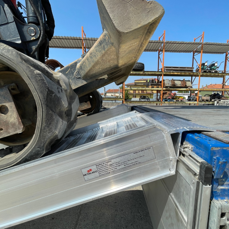 Nahaufnahme des Kopfendes unserer M200 Schwerlast Auffahrrampen, welche gerade beladen sind mit einer großen Maschine