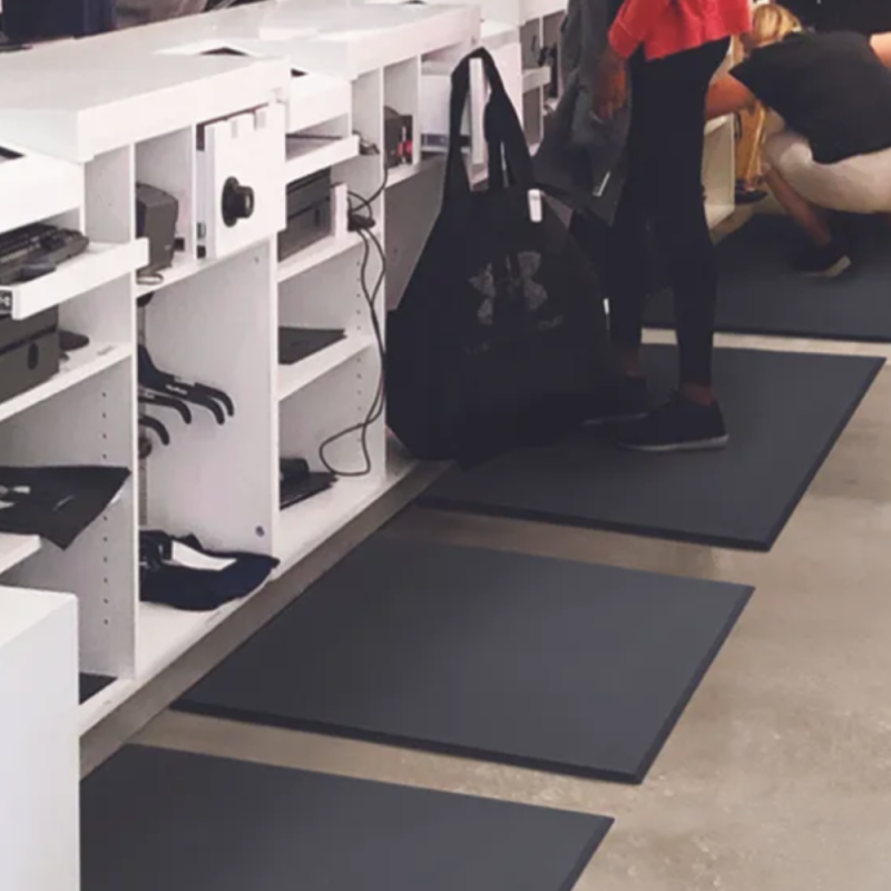 Posture Mat Classic™ Arbeitsplatzmatte im Einsatz im Kassenbereich