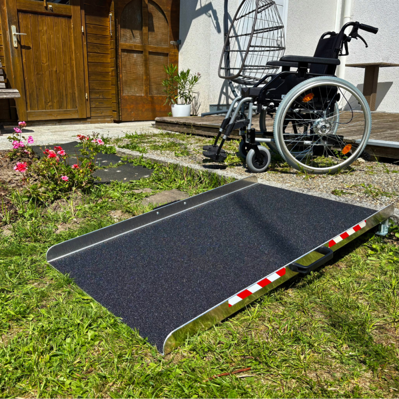  Aluminium Schwellenrampe mit höhenverstellbaren Füßen an Kante liegend