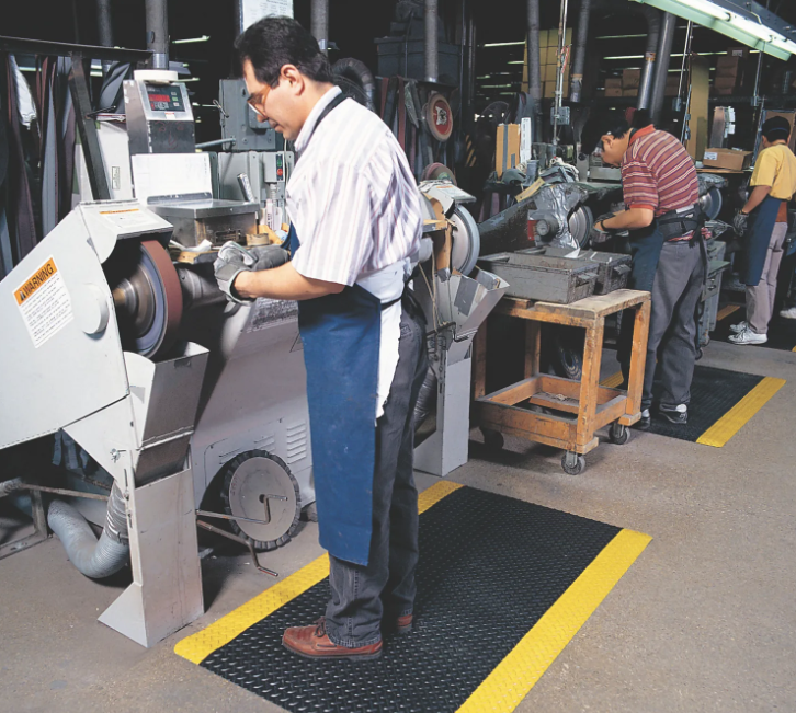 Anti-Ermüdungsmatte in der Werkstatt